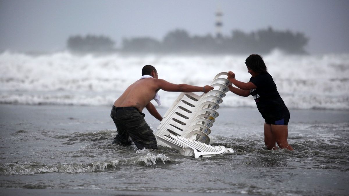 Na mexické pobřeží udeřila bouře Hilary